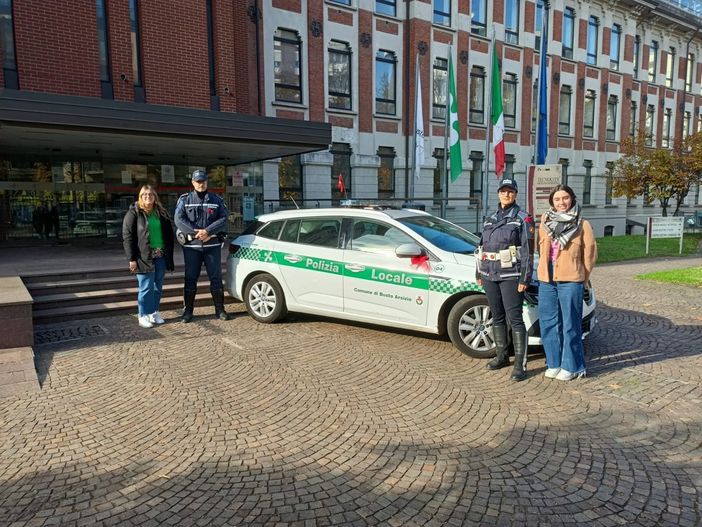 Nastrino rosso sulle pattuglie della polizia locale