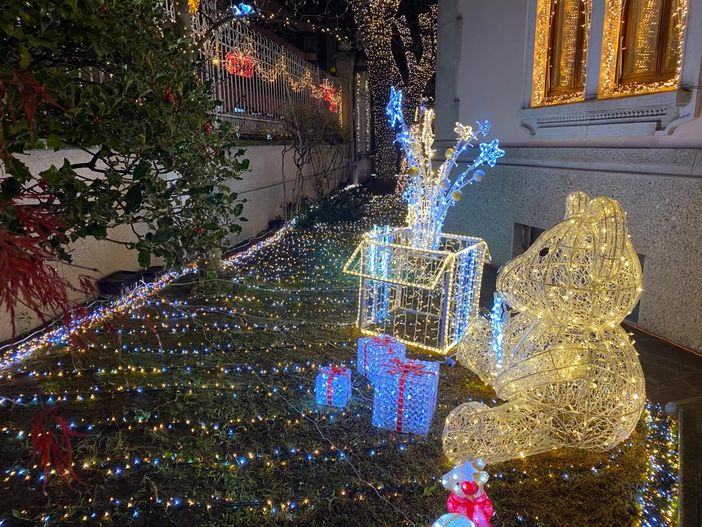 «Ooohhh!»: davanti alla Casa delle lucine anche i grandi tornano un po’ bambini