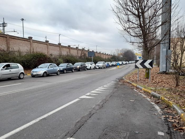 La coda per accedere al centro tamponi, a orario di apertura terminato
