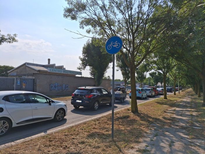 La coda all'ingresso del centro