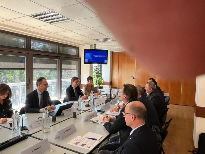 La delegazione varesina nella sede di Confindustria Bruxelles. Sotto, la Vicepresidente di Confindustria Varese, Claudia Mona, con i Commissari europei Breton e McGuinness