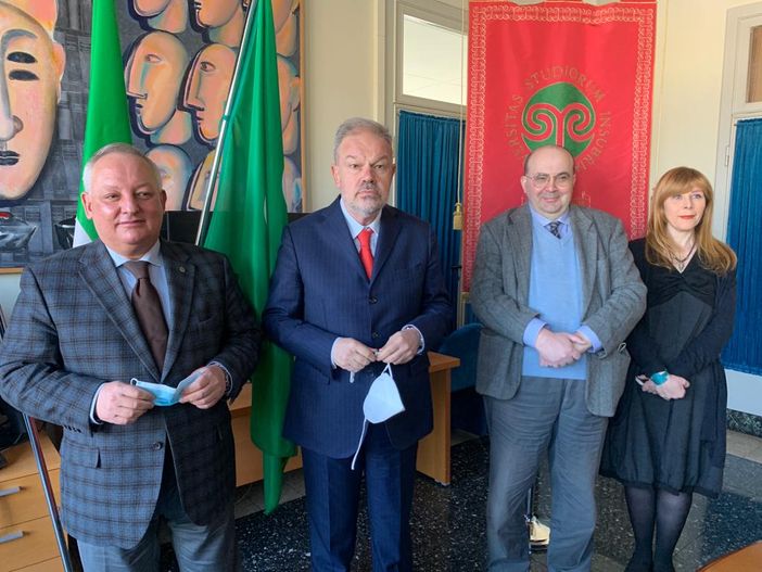 Da sinistra: l’assessore regionale Stefano Bruno Galli, il rettore dell’Università dell’Insubria Angelo Tagliabue, i professori Andrea Spiriti e Laura Facchin