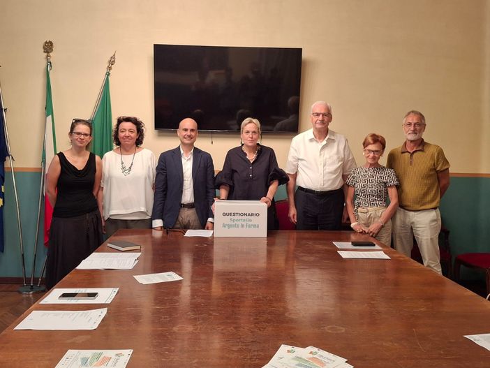 La presentazione del questionario, in Comune. Fra le mani dell'assessore Paola Reguzzoni, uno dei contenitori per la raccolta dei plichi compilati La presentazione del questionario, in Comune. Fra le mani dell'assessore Paola Reguzzoni, uno dei contenitori per la raccolta dei plichi compilati