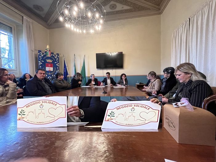 FOTO E VIDEO. A Busto lo shopping sarà un doppio affare: «Comprate in un nostro negozio e aiutate un'associazione»