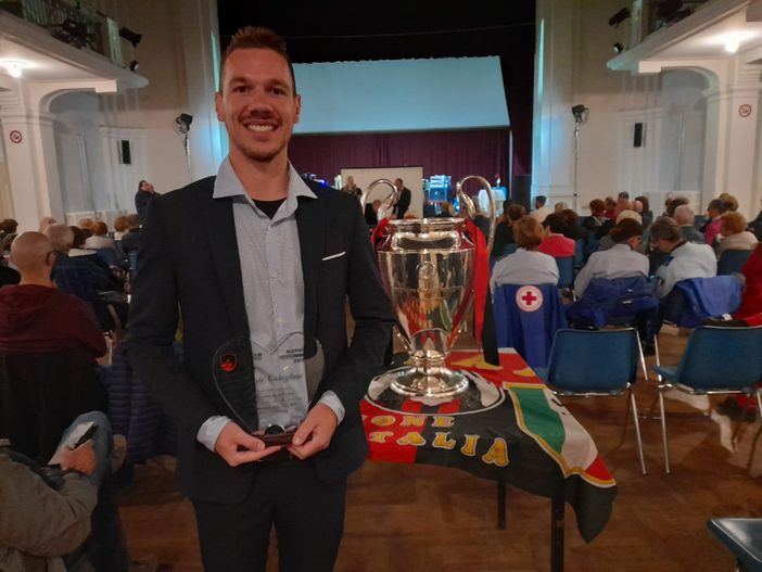 Davide Castiglioni, milanista doc 2023, con la targa e accanto alla coppa arrivata grazie all'Associazione Italiana Milan Club Davide Castiglioni, milanista doc 2023, con la targa e accanto alla coppa arrivata grazie all'Associazione Italiana Milan Club