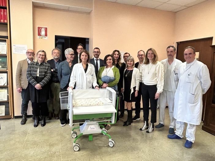 Otto culle, emozioni profonde: il dono di Roveda srl alla Pediatria di Busto Otto culle, emozioni profonde: il dono di Roveda srl alla Pediatria di Busto