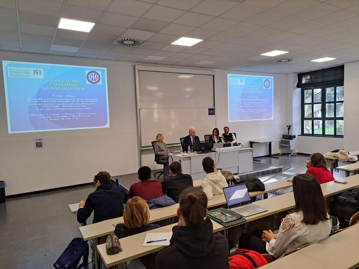 Il medico dell'Inter spiega agli studenti della Liuc lo stress clinico nello sportivo: «Dobbiamo fare prevenzione» Il medico dell'Inter spiega agli studenti della Liuc lo stress clinico nello sportivo: «Dobbiamo fare prevenzione»