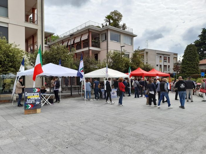 Il gazebo di Fratelli d'Italia e Progetto Cassano 2032, nelle foto in fondo all'articolo quelli del centrosinistra e della civica Poliseno-Ottaviani Il gazebo di Fratelli d'Italia e Progetto Cassano 2032, nelle foto in fondo all'articolo quelli del centrosinistra e della civica Poliseno-Ottaviani