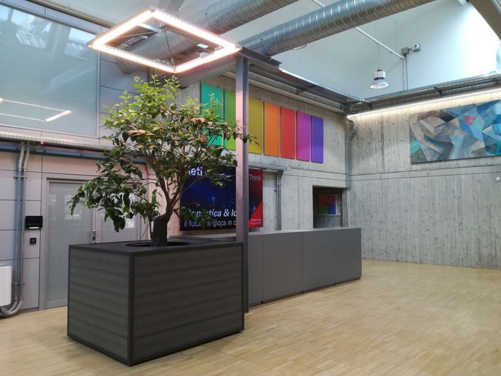 Un’ampia selezione delle 300 opere d’arte e di design in mostra all’interno dell’ex cotonificio Venzaghi