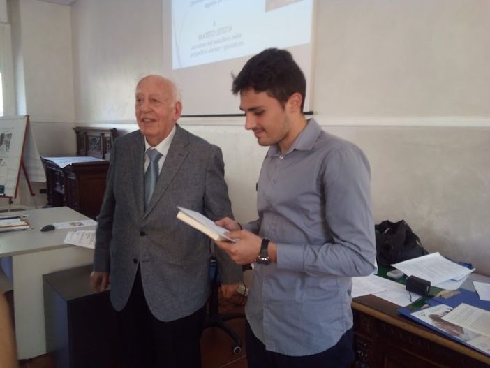 Franco Vitale premia uno studente Franco Vitale premia uno studente