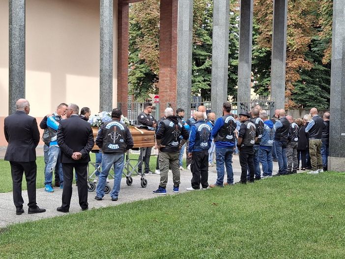 Hurricanes schierati accanto al feretro per l'ultimo saluto a Giulio Borri