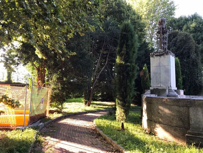 Riflettori del campo a ridosso (pure troppo) del Monumento ai Caduti, secondo i gruppi che si oppongono al progetto