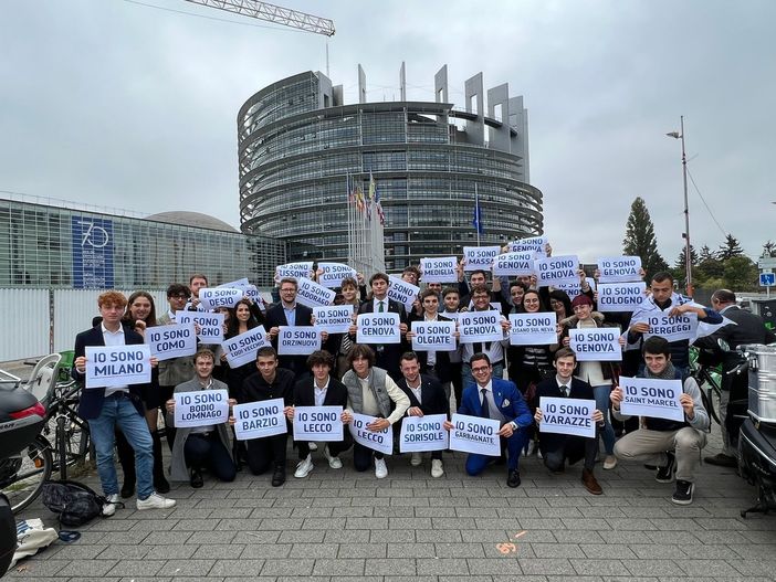 Europa, flash mob Lega Giovani davanti a Europarlamento per tutela identità locali