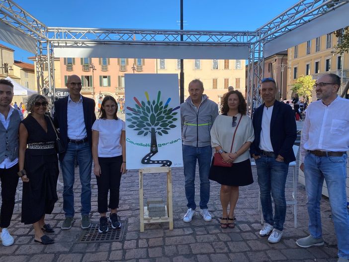 Il disegno di Giulia Radice. Nella foto lei assieme alla giunta e alcuni consiglieri.