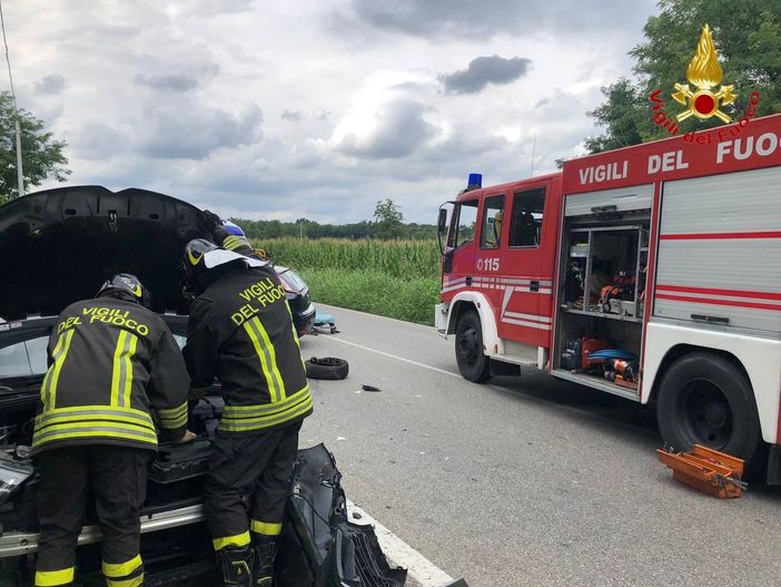 Scontro sulla Provinciale a Tradate, intervengono i vigili del fuoco
