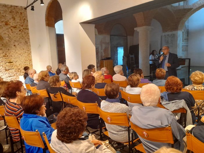 Il pubblico ascolta il direttore socio sanitario Marino Dell'Acqua