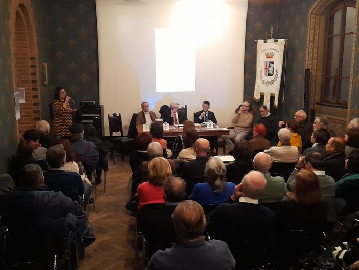 Pubblico numeroso e partecipe alla tavola rotonda su Vittorio Introini