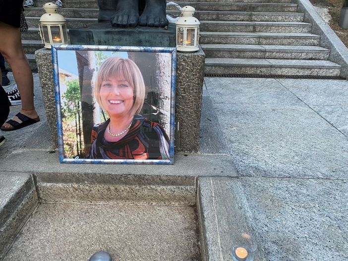 Su quelle scale con Laura come dieci anni fa Su quelle scale con Laura come dieci anni fa