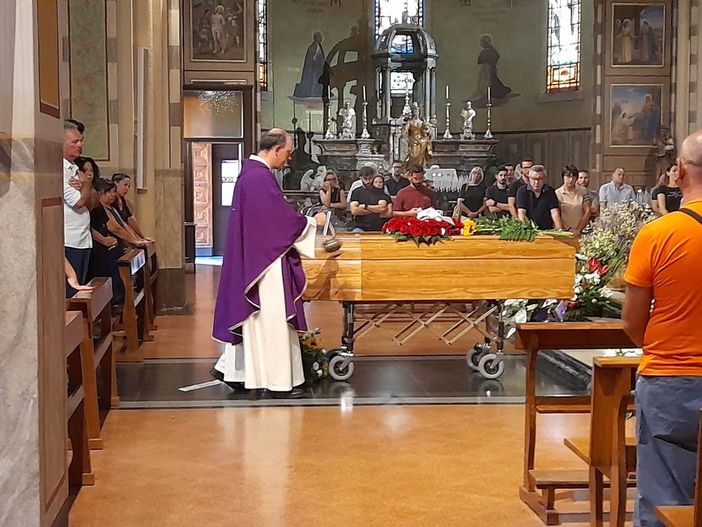 Cardano al Campo, saluto commosso a Michele Valente