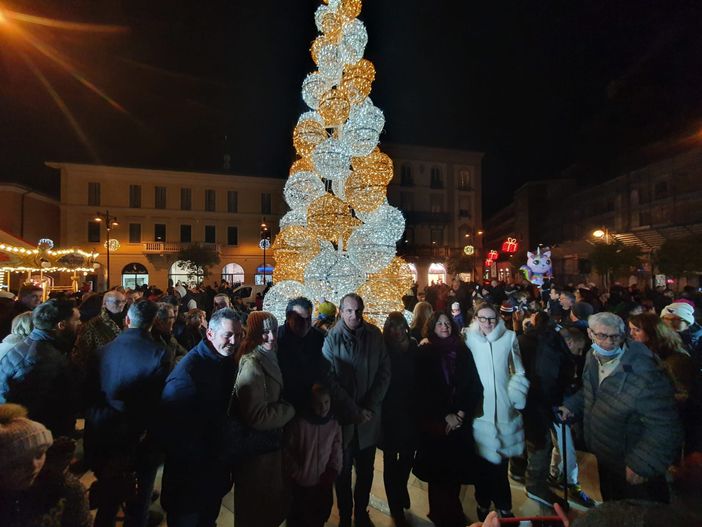 Si accende il Natale di Busto. Il sindaco: «Per i miei cittadini chiedo tanta serenità»
