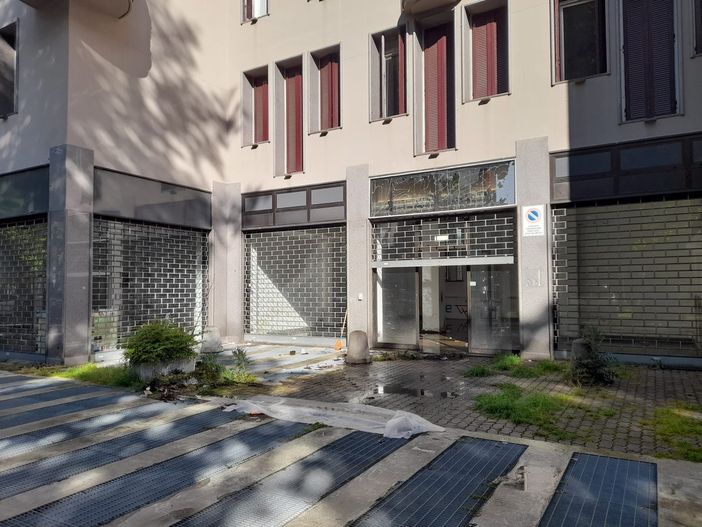 Parte dei guai del condominio sono intuibili anche osservando dall'esterno dell'immobile