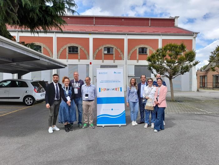 Alcuni dipendenti impegnati nell'open day, con l'ad Tugnoli, primo da sinistra, e il presidente Montani, nel gruppetto alla destra del roll-up Alcuni dipendenti impegnati nell'open day, con l'ad Tugnoli, primo da sinistra, e il presidente Montani, nel gruppetto alla destra del roll-up