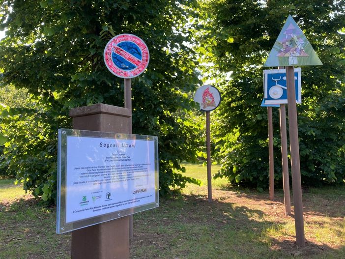 Anche gli studenti del liceo Candiani hanno provato a educare i cittadini nel parco, con appositi segnali