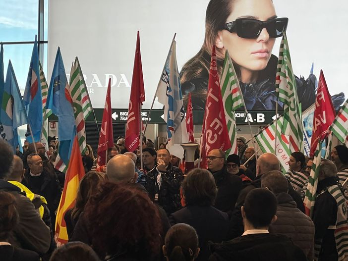 Protesta dei lavoratori a Malpensa: «Il ministro Giorgetti a confronto con Enac e gli altri soggetti per tutelare le oltre 120 famiglie interessate»