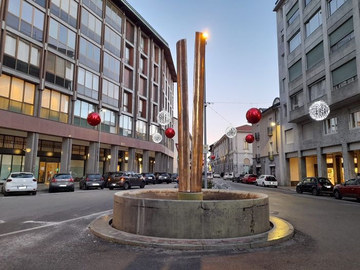 L'opera di Arnaldo Pomodoro senz'acqua, per via del danno subito L'opera di Arnaldo Pomodoro senz'acqua, per via del danno subito