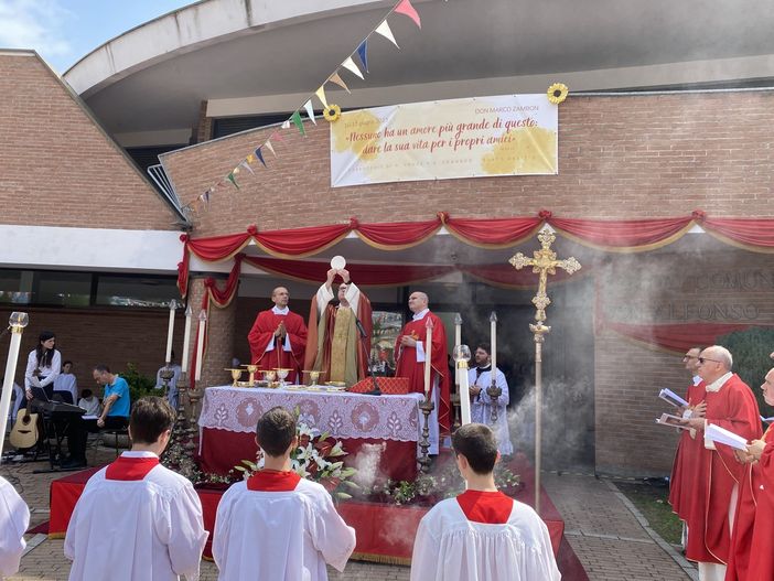 FOTO e VIDEO. Don Marco celebra la sua prima messa: «Sono lieto che siate qui a condividere con me e la mia comunità questo momento incredibile» FOTO e VIDEO. Don Marco celebra la sua prima messa: «Sono lieto che siate qui a condividere con me e la mia comunità questo momento incredibile»