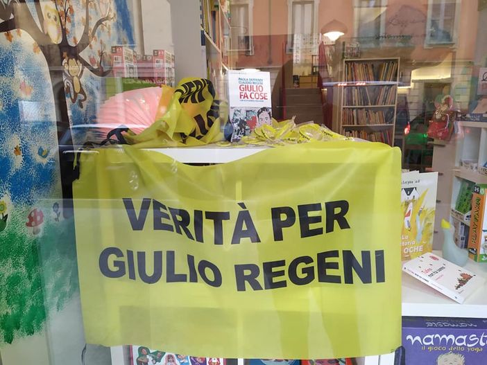 La vetrina della libreria &quot;Storie sotto coperta&quot;