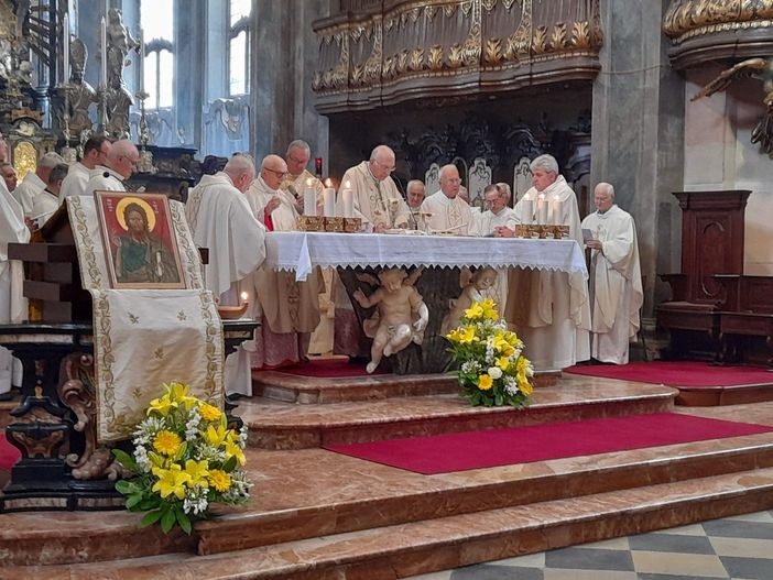 Una precedente messa della patronale: la parrocchia ha diffuso un'omelia passata di monsignor Claudio Livetti, un gesto affettuoso e prezioso per la comunità Una precedente messa della patronale: la parrocchia ha diffuso un'omelia passata di monsignor Claudio Livetti, un gesto affettuoso e prezioso per la comunità