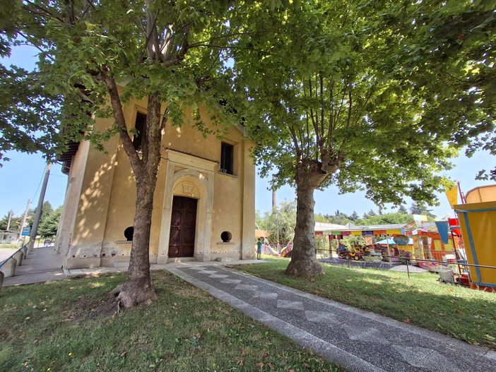 Accanto alla chiesa di Sant'Anna, le giostre sono pronte a partire