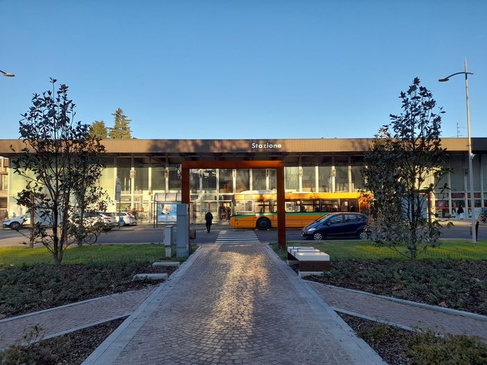 Aggressione e rapina alla stazione di Gallarate, arrestato un 19enne grazie all’intervento congiunto di Carabinieri e Polizia Aggressione e rapina alla stazione di Gallarate, arrestato un 19enne grazie all’intervento congiunto di Carabinieri e Polizia