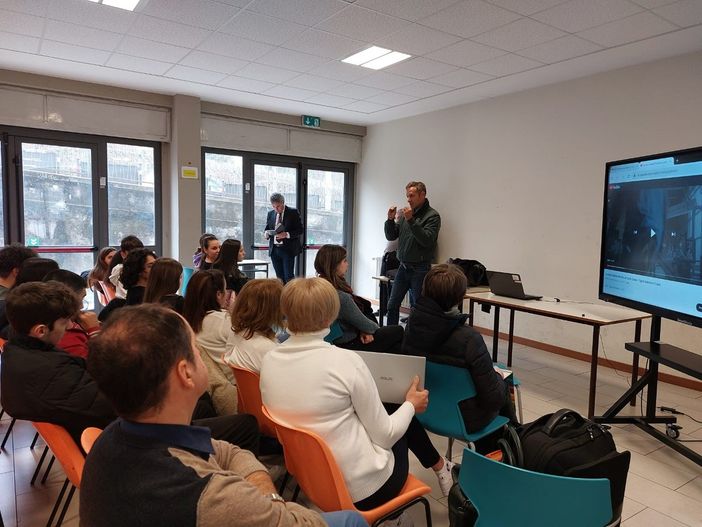 Gli studenti a lezione di sicurezza sul lavoro Gli studenti a lezione di sicurezza sul lavoro