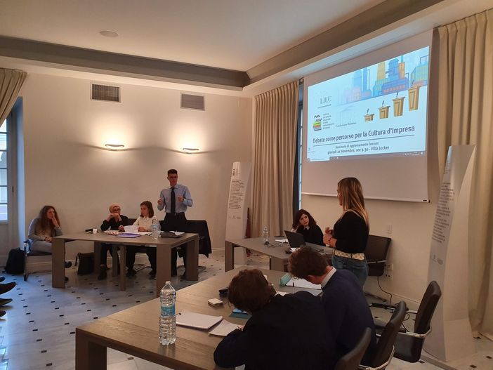 Una dimostrazione di debate alla Liuc prima dell'emergenza Covid Una dimostrazione di debate alla Liuc prima dell'emergenza Covid