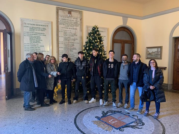 L'albero si accende con l'app. Illuminazioni natalizie “smart” in comune e nelle scuole grazie agli studenti dell’Enaip L'albero si accende con l'app. Illuminazioni natalizie “smart” in comune e nelle scuole grazie agli studenti dell’Enaip