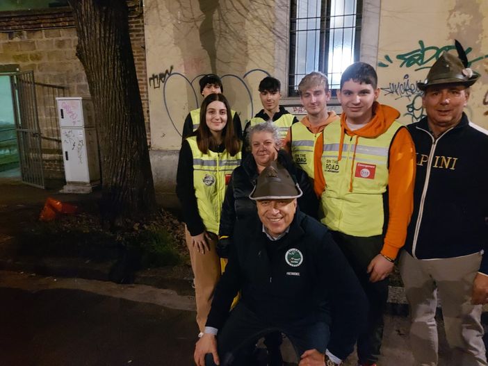 I ragazzi con gli alpini e la Croce Rossa di Busto: serviranno anche i pasti ai clochard