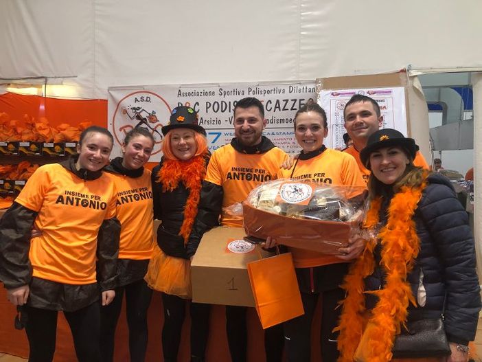 FOTO e VIDEO. Una Valle tutta arancione con 1.500 runner. Ricordando Mamo e Nene FOTO e VIDEO. Una Valle tutta arancione con 1.500 runner. Ricordando Mamo e Nene