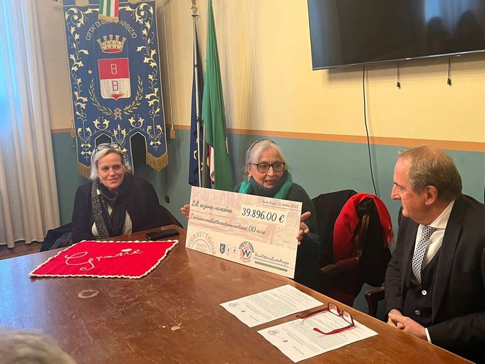 Giovanna Massironi presenta l'assegno