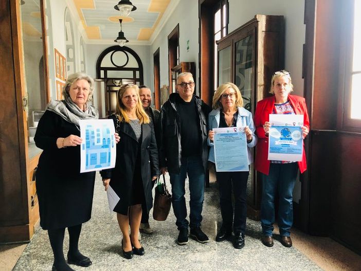 VIDEO - Giornata dell’autismo: a Busto un convegno, laboratori, luci blu e addobbi nelle scuole