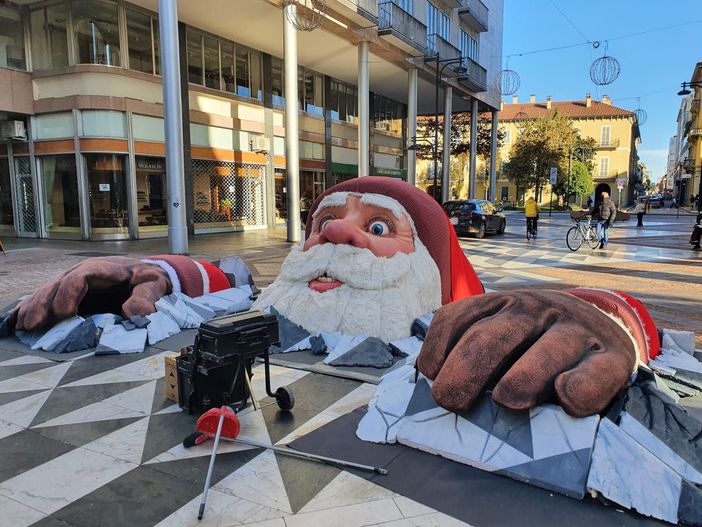 FOTO. Busto, Babbo Natale è “sbucato” in via Milano. E sul presepe il sindaco precisa