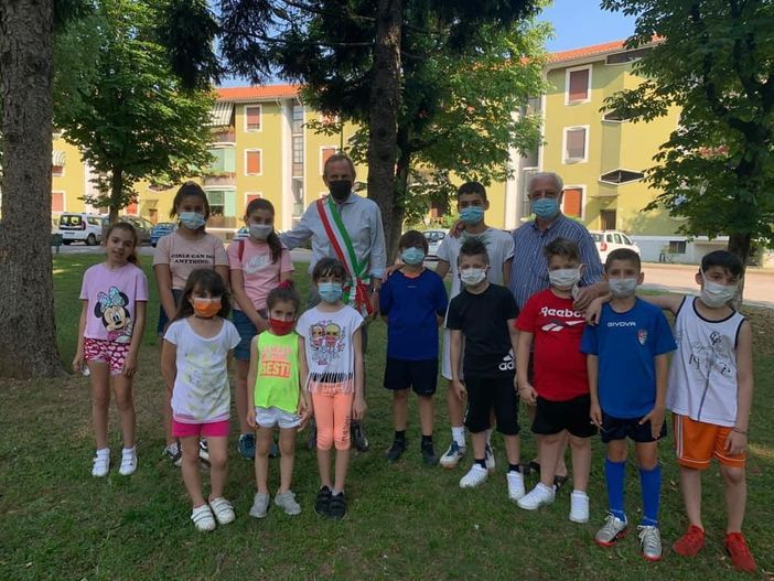 I bambini di Sant'Anna con il sindaco Emanuele Antonelli e Francesco Cascio I bambini di Sant'Anna con il sindaco Emanuele Antonelli e Francesco Cascio