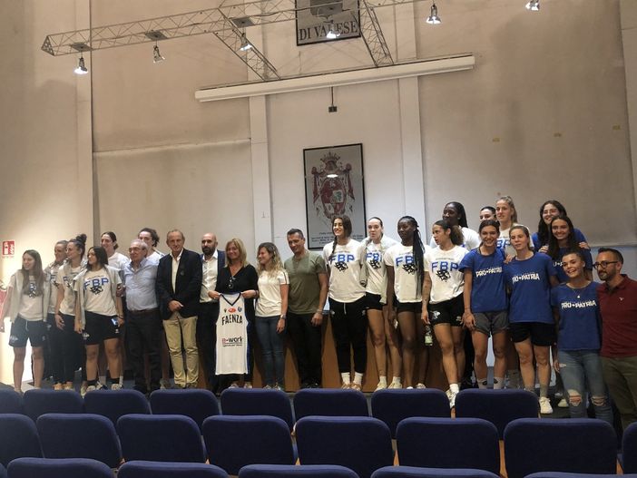 VIDEO E FOTO - Il Faenza Basket Project alla scoperta di Busto Arsizio VIDEO E FOTO - Il Faenza Basket Project alla scoperta di Busto Arsizio
