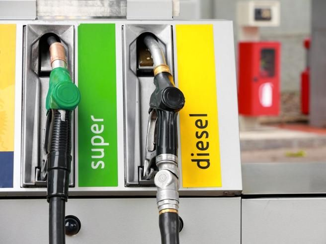 Cartello prezzo medio per i gestori di carburante: domani scatta l'obbligo di esposizione