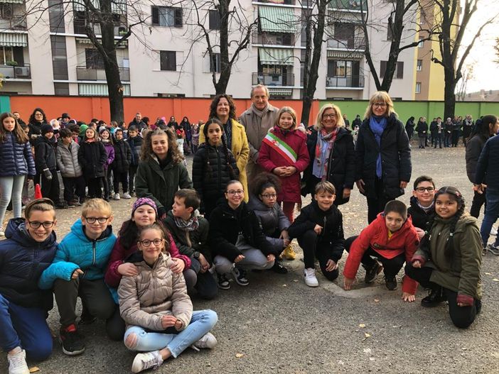 VIDEO e FOTO. “Una storia infinita” fa volare gli alunni delle Bertacchi. E c'è la prima "sindaco donna" a Busto VIDEO e FOTO. “Una storia infinita” fa volare gli alunni delle Bertacchi. E c'è la prima "sindaco donna" a Busto