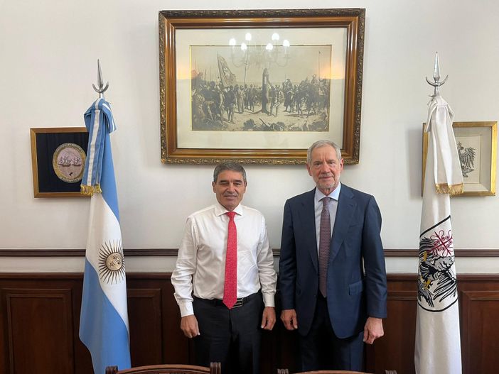 Guido Bertolaso con il ministro della Salute della Città Autonoma di Buenos Aires, Fernán González, e, sotto, con il ministro della Salute del Paraguay, María Teresa Barán Wasilchuk