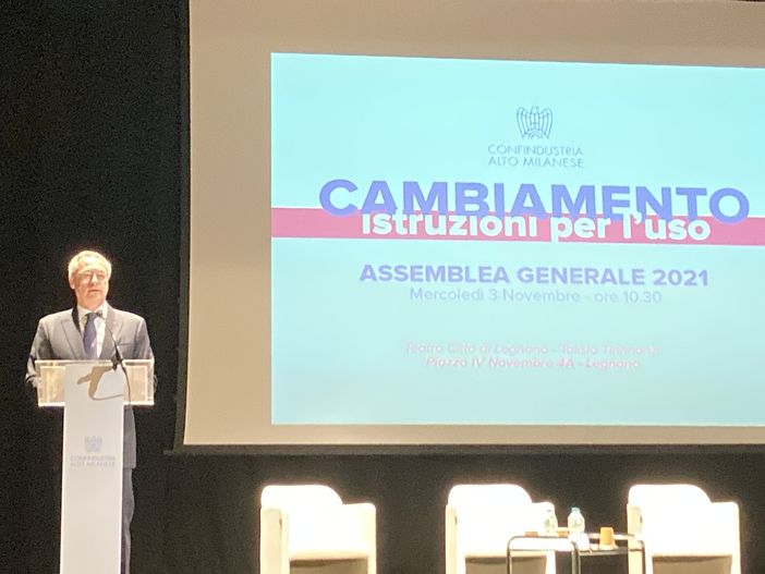 Carlo Bonomi e sotto la tavola rotonda di Confindustria Altomilanese