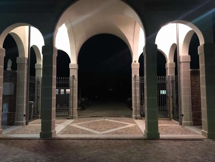 Il cimitero spalancato a Borsano - foto di Achille Broggi Il cimitero spalancato a Borsano - foto di Achille Broggi