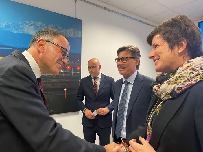 L'ad di Sea Brunini saluta la direttrice Confindustria Varese Pagani con il presidente Riccardo Grassi L'ad di Sea Brunini saluta la direttrice Confindustria Varese Pagani con il presidente Riccardo Grassi